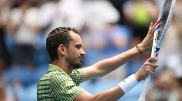 فوز صريح.. ميدفيديف يحجز مقعده في الدور الثاني ببطولة ملبورن للتنس 2026